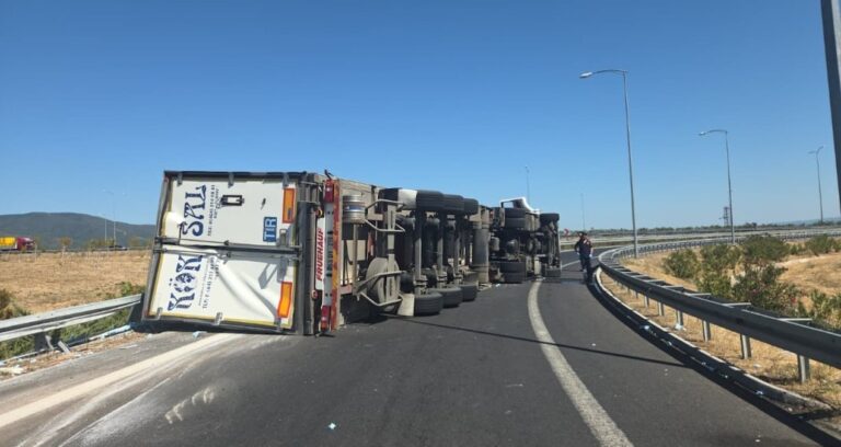 cay yuklu tir devrildi 1 yarali lWGyQMMk