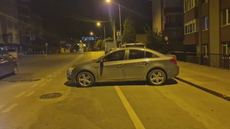 edirnede el freni bosalan otomobil park halindeki araclari teget gecip kaldirima carparak durdu vTy1vjlX