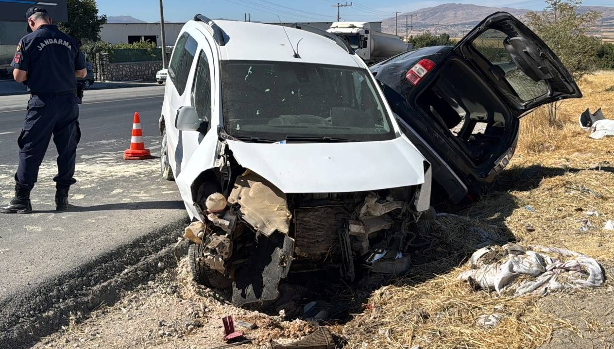 park halindeki hafif ticari araca carpti 3 kisi yaralandi gbR6mQ7b