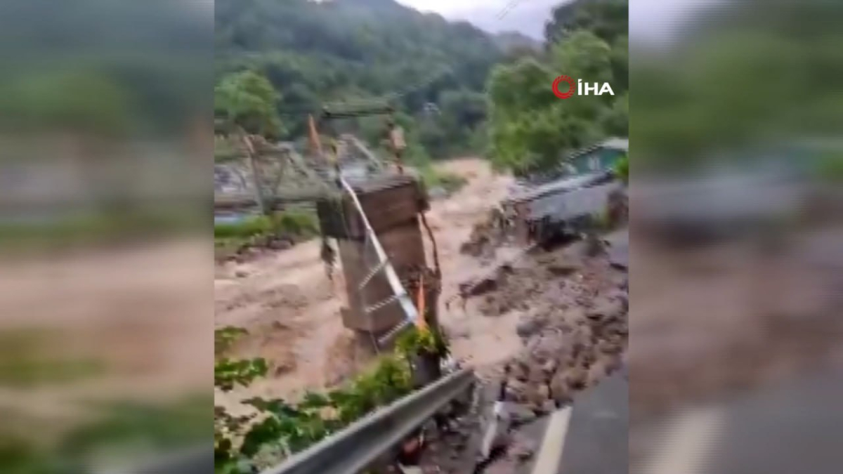 hindistanda siddetli yagislar 18 can aldi H9qf6NvX