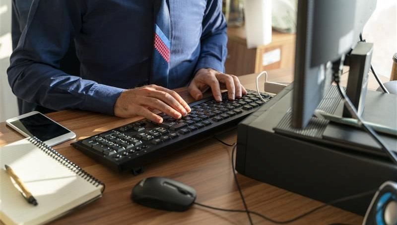 is arkadaslarinin masa alti fotograflarini ceken saniga 12 yil hapis HbRNhvYD.jpg