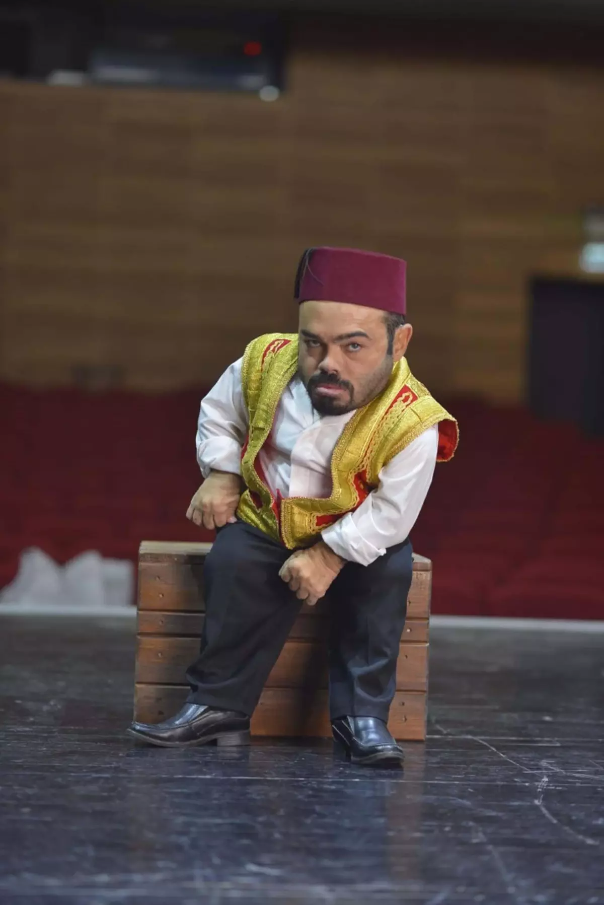 tiyatro ile hayata tutunan akondroplazi hastasi serhat gundogdu MbNtmJq9.jpg