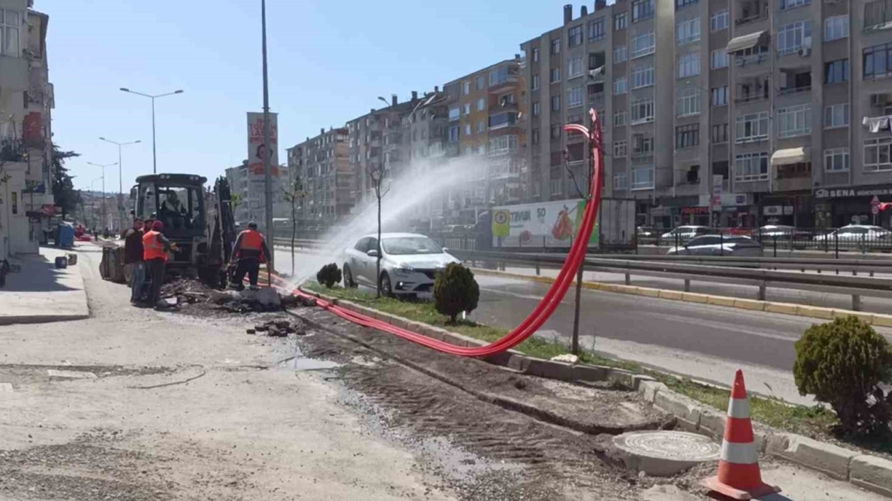 Kocaeli’de Fiber Kablo Çalışması Sonrası Su Borusu Patladı, Ulaşım Aksadı