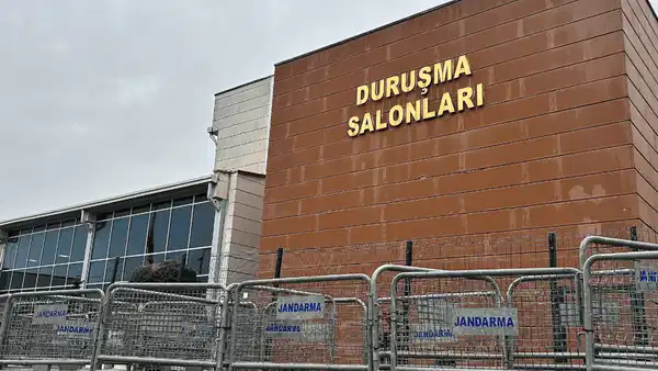 İBB Davasında Gözaltı Şoku: Gazeteci Erhan Tekten Mahkeme Salonunda Gözaltına Alındı