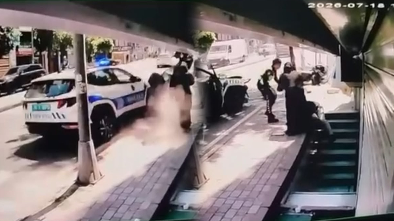 Fatihte polis araci park halindeki motosiklete carpti 3 yarali iT6lJHY5